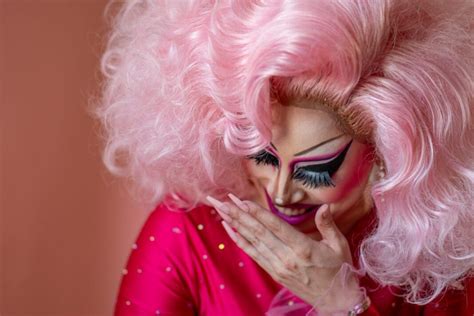 California bar to open drag queen school